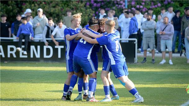 Nach dem 1:1-Ausgleich bildeten die U17-Kicker des JFV eine Jubeltraube um den Torschüzten Nadjombe Gnandi.