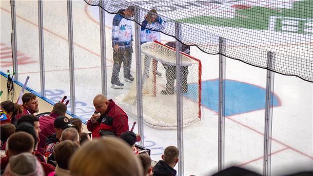 Nach dem abgebrochenen Spiel am 17. Januar empfingen die Fischtown Pinguins wieder den ERC Ingolstadt. Unter Applaus aus der Fankurve wurde das Tor an der Stelle befestigt, wo das Leck entstanden war.