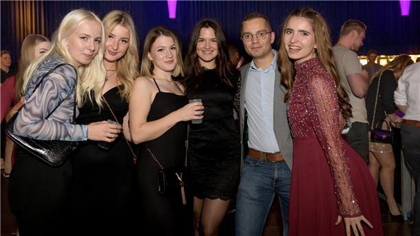 So feierten die 4000 Gäste beim Weihnachtszauber Fünf junge Frauen und ein Mann in Abendgarderobe
