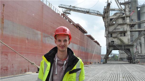 Nach dem Abitur Ausbildung statt Studium. Auch das biete beste Berufschancen. Die IHK wirbt aktuell für die Ausbildung im Betrieb. Felix Franke hat sich nach dem Abitur dafür entschieden. Er erlernt bei J. Müller in Brake den Beruf des Schifffahrtskaufmanns.
