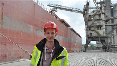 Nach dem Abitur Ausbildung statt Studium. Auch das biete beste Berufschancen. Die IHK wirbt aktuell für die Ausbildung im Betrieb. Felix Franke hat sich nach dem Abitur dafür entschieden. Er erlernt bei J. Müller in Brake den Beruf des Schifffahrtskaufmanns.