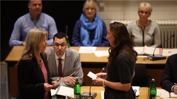 Bürgermeisterin nach Messerattacke: Kompass nicht verlieren Nach dem Amtseid hält Iris Stalzer eine Antrittsrede