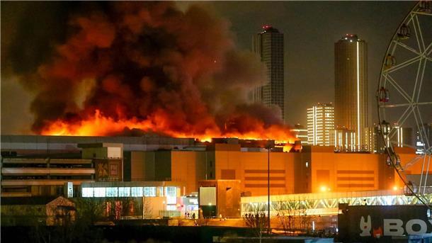IS veröffentlicht Fotos angeblicher Moskau-Attentäter Nach dem Anschlag auf eine Konzerthalle in Moskau sind elf Verdächtige festgenommen worden. Der IS reklamiert die Attacke für sich.