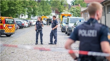 Nach dem Armbrust-Attentat sicherte die Polizei die Schule großflächig ab.