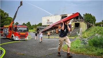 Nach dem Brand des Vereinsheims braucht der Bremerhavener Ruderverein Hilfe für den Wiederaufbau.