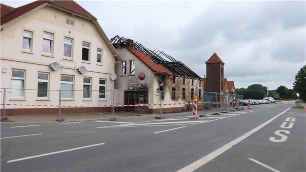 Feuer in Flüchtlingsunterkunft in der Wesermarsch Straße mit Absperrung
