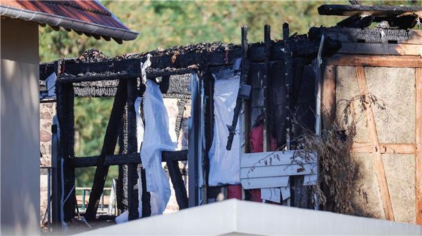 Nach dem Brand in einer Ferienunterkunft mit mehreren Toten im Elsass ermitteln die Behörden weiter.