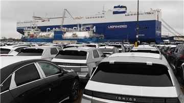 Autos vor einem Schiff