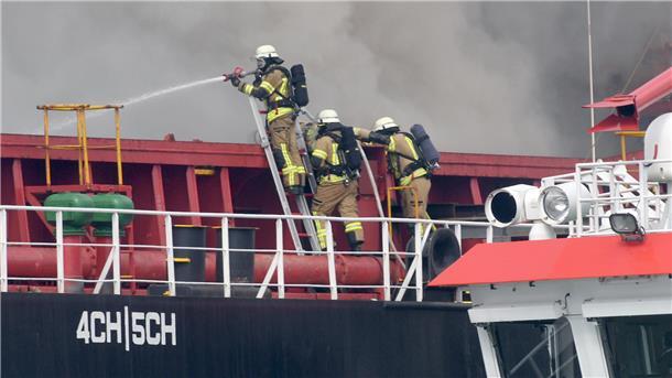 Feuerwehleute löschen Brand am Schiff