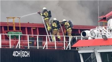 Feuerwehleute löschen Brand am Schiff