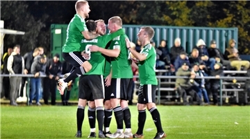 Nach dem Derby gegen Hambergen war die Freude groß bei den Kickern des FC Hagen/Uthlede.