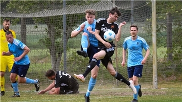 Nach dem Derby-Sieg in Stinstedt können die Bezirksliga-Kicker des TSV Stotel (blaue Trikots) am letzten Spieltag den Klassenerhalt unter Dach und Fach bringen. 