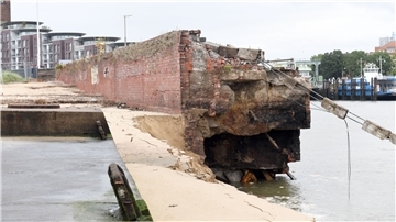 Das Kajenbauwerk der Nordmole ist auf 50 Metern Länge in den Vorhafen gekippt.