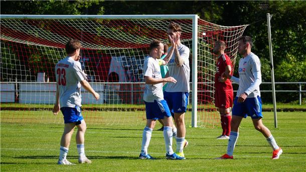 Nach dem Doppelpack von Moritz Schmidt (rechts) war die Welt beim FC Geestland noch in Ordnung. Am Ende verlor der Aufsteiger mit den Gratulanten (von links) Vogelsänger, Tulke und Hanewinkel mit 2:4.
