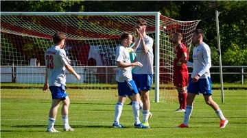 Nach dem Doppelpack von Moritz Schmidt (rechts) war die Welt beim FC Geestland noch in Ordnung. Am Ende verlor der Aufsteiger mit den Gratulanten (von links) Vogelsänger, Tulke und Hanewinkel mit 2:4.