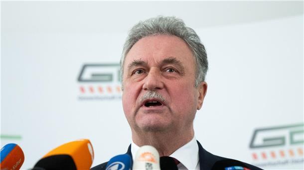 Nach dem Ende des mehrtägigen Lokführerstreiks spricht GDL-Chef Claus Weselsky auf einer Pressekonferenz in Berlin.