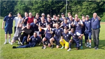 Feiernde Fußballer des TSV Stotel