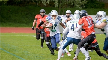 Nach dem erfolgreichen Saisonauftakt gegen Soltau wollen die Bremerhaven Seahawks (weiße Trikots) am Sonntag im Nordseestadion gegen die Union Bremen Bulls nachlegen.