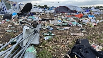 Müllberge liegen auf dem Gelände des Deichbrand-Festivals.
