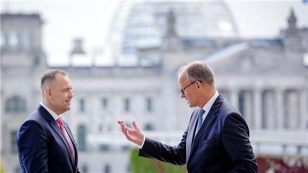 Steinmeier und Merz lehnen Polens Reparationsforderungen ab Nach dem Gespräch mit Bundespräsident Steinmeier traf sich Polens Präsident Nawrocki mit Bundeskanzler Merz