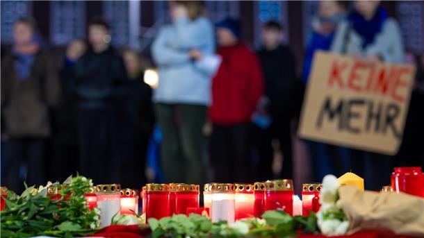 Drei Femizide in einer Woche - Nimmt Gewalt gegen Frauen zu? Nach dem gewaltsamen Tod der 21-jährigen Leonie demonstrierten Ende 2023 Menschen in Hannover gegen Femizide. Ihr Ex-Freund wurde 2024 wegen Totschlags zu elf Jahren Haft verurteilt. (Archivbild)
