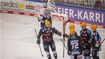 Nach dem goldenen Tor von Max Görtz (rechts) gegen die Nürnberg Ice Tigers steht fest, dass die Pinguins in den Playoffs auf die Kölner Haie treffen.