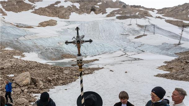 Nach dem Gottesdienst zog eine Prozession bei Wind und Nebel zum Gletscher.