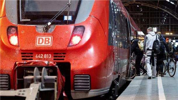 Fahrgäste steigen im Hauptbahnhof Leipzig in eine Regionalbahn.