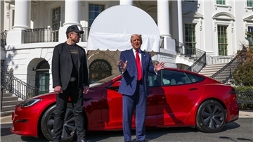 Nach dem Kurssturz bei Tesla springt US-Präsident Donald Trump der Firma seines engen Verbündeten Elon Musk zur Seite und ließ mehrere Teslas vor dem Weißen Haus auffahren. (Archivbild)