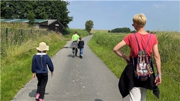 Nach dem Mittagsessen führte der Weg zur Ponystation, wo die Kinder die Ponys „Kleiner Donner“, „Prinz“ und „Flame“ kennenlernen und putzen durften.