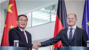 Nach dem Pressestatement reichen sich Bundeskanzler Olaf Scholz (r) und der chinesische Ministerpräsident Li Qiang die Hände.