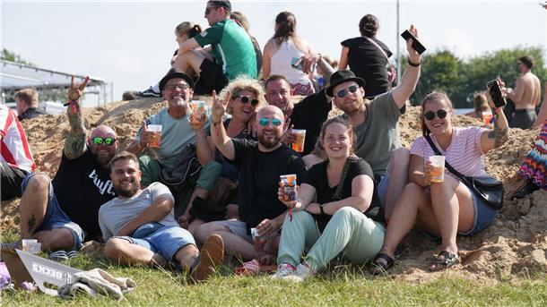 Eine Gruppe Menschen auf dem Deichbrand-Festival 2025 im Kreis Cuxhaven.