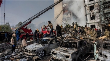 Nach dem russischen Angriff beseitigen Rettungskräfte die Trümmer eines Wohnhauses in Uman.