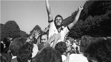 Nach dem Schlusspfiff war der Jubel groß. In der Saison 1984/1985 schlägt der Oberligist SC Geislingen den großen Hamburger SV im DFB-Pokal mit 2:0 (1:0).