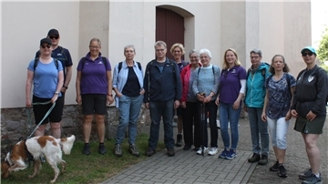 Menschen stehen vor einem Gebäude. Nach dem Segen in der Bramstedter St. Jacobi-Kirche machten sich die Pilger und Pilgerinnen auf den Weg nach Lunestedt.