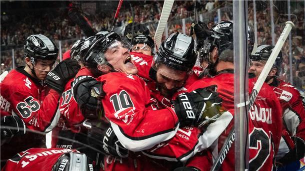 Haie träumen nach 23 Jahren vom Titel - „Waren harte Zeiten“ Nach dem Siegtreffer von Justin Schütz (10) ist der Jubel in Köln groß.