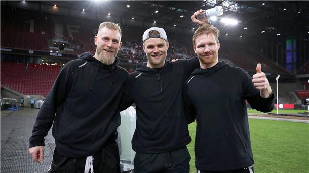 Nach dem Spiel bedankten sich die Spieler der Fischtown Pinguins (hier von links Nicholas Jensen, Chris Wejse und Philipp Bruggisser) bei den großartigen Fans, die mit nach Köln gereist waren.