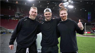 Nach dem Spiel bedankten sich die Spieler der Fischtown Pinguins (hier von links Nicholas Jensen, Chris Wejse und Philipp Bruggisser) bei den großartigen Fans, die mit nach Köln gereist waren.