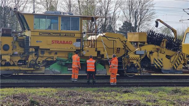 Nach dem Stromschlag, durch den ein Jugenlicher lebensgefährlich verletzt wurde, untersuchen Bahn-Mitarbeiter in Langenhagen die Leitung.