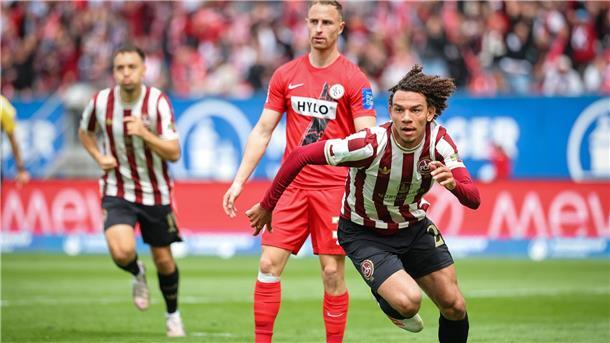 Ernüchterung bei Geburtstagsparty des 1. FC Nürnberg Nach dem Tor von Janis Antiste (r) waren die „Club“-Anhänger noch zuversichtlich.