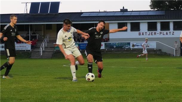 Fußballer im Zweikampf