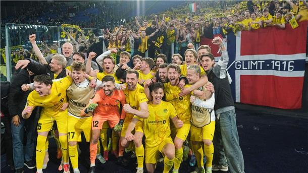 Nach dem Triumph von Rom feierten die Spieler von  FK Bodö/Glimt mit ihren Fans.