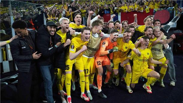 Nach dem Triumph von Rom feierten die Spieler von  FK Bodö/Glimt mit ihren Fans.