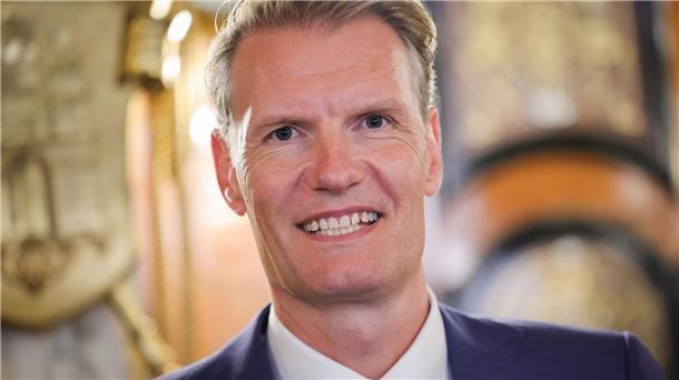 Nach dem umstrittenen ersten Bürgerschaftsbeschluss zum Einstieg der weltgrößten Reederei MSC beim Hamburger Hafenlogitiker HHLA versucht MSC-Chef Soren Toft in einem Interview Vertrauen aufzubauen.