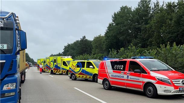 Zwei Unfälle auf der A27 bei Bremerhaven sorgen für Sperrungen Einsatzfahrzeuge auf der A27