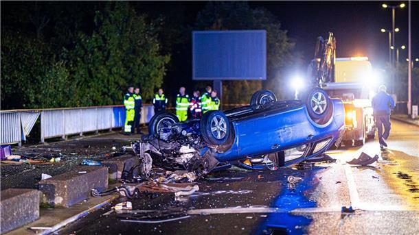 Unfall legt Bahnstrecke lahm - Autofahrer ist 19 Jahre alt Nach dem Unfall: Das Auto des 19-Jährigen liegt auf dem Dach auf einer Brücke in Hannover-Kleefeld.