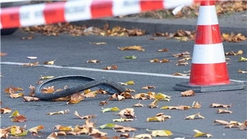 Nach dem Unfall in Berlin mussten sowohl die Radfahrerin als auch der LKW-Fahrer im Krankenhaus versorgt werden.
