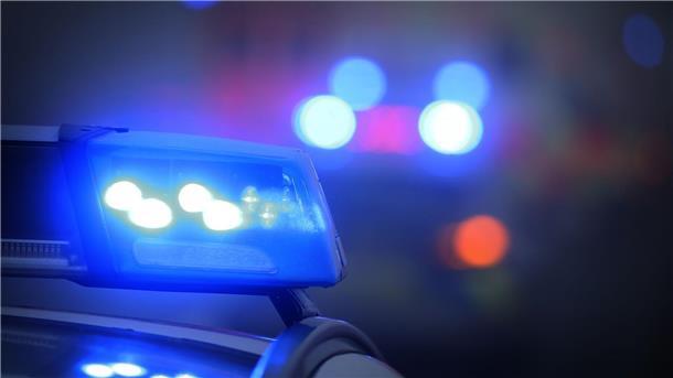 Lkw brennt nach Unfall aus - A1 bei Osnabrück gesperrt Nach dem Unfall musste die Polizei die Autobahn 1 über viele Stunden sperren. (Symbolbild)
