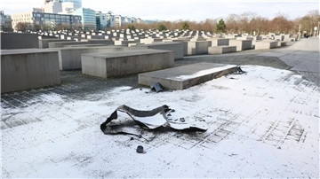Nach dem Unfall: Trümmerteile des Autos am Berliner Holocaust-Mahnmal.