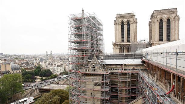 Restaurierte Notre-Dame-Fenster sind auf dem Weg nach Paris Nach dem verheerenden Brand: Die Querschiffe der Kathedrale Notre-Dame in Paris werden von zwei neuen Gerüsten überragt.